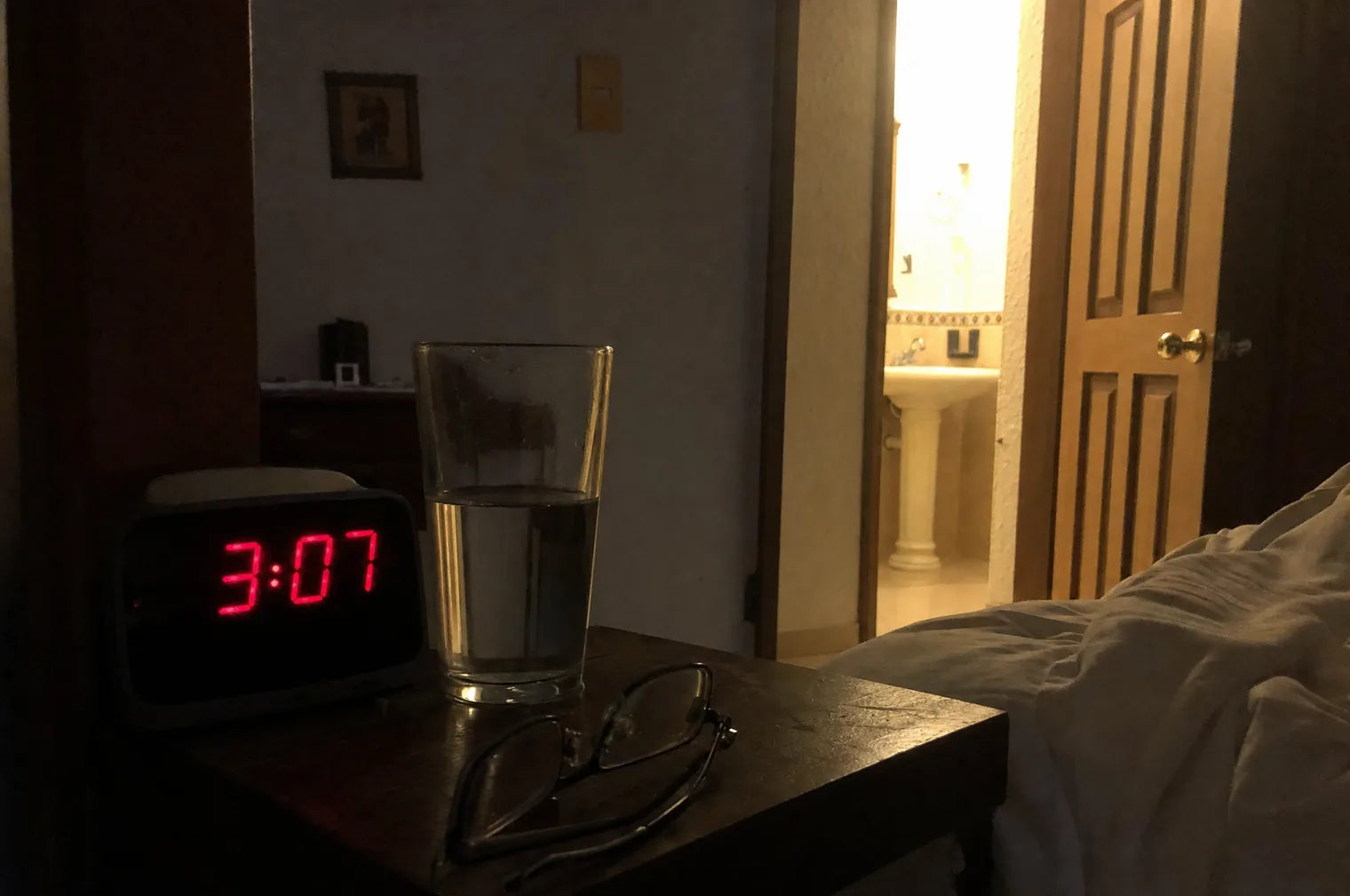 Reloj de mesita marcando las 3:07